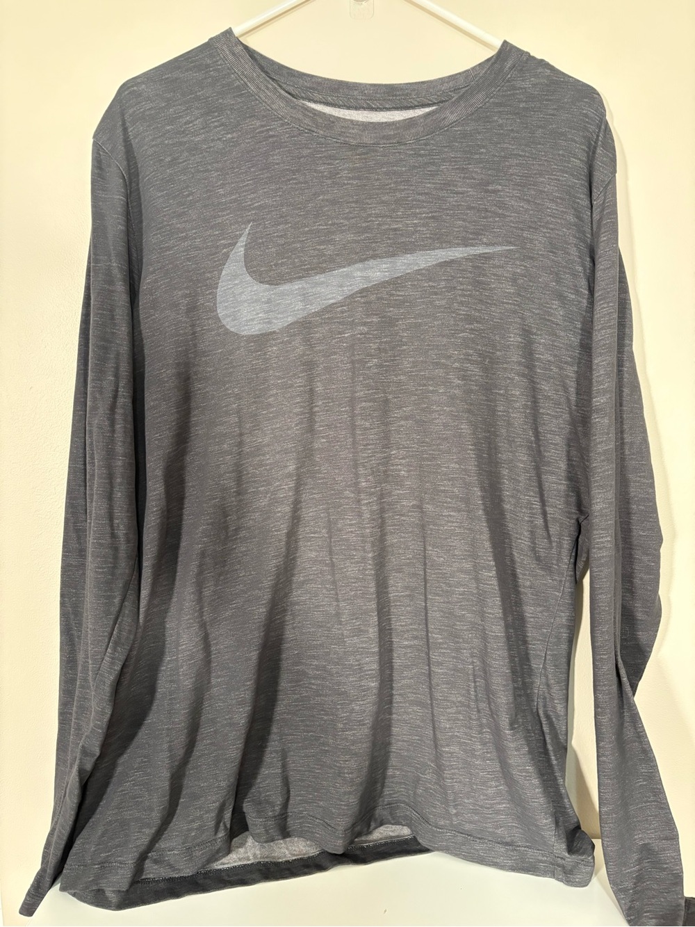 Nike Men’s Long Sleeve Tee in Heather Gray with Swoosh